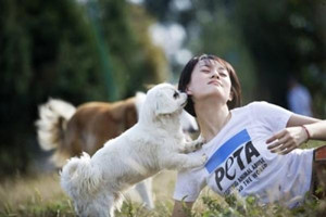 小孩被寵物“吻”了一口,怎麼辦